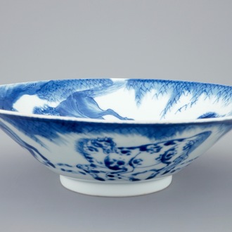 Een blauw-witte Chinese kom met decor van paarden, Kangxi